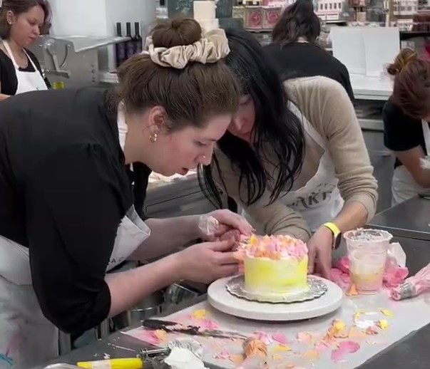 NYC: Cake Decorating (BYOB)